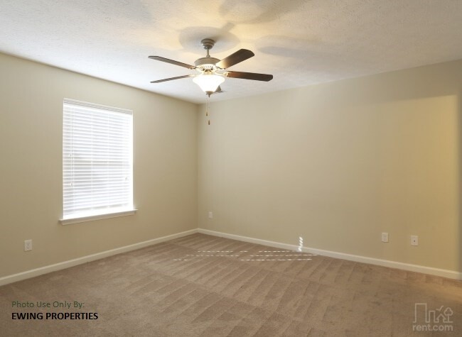 Building Photo - 301 Hummingbird Ct