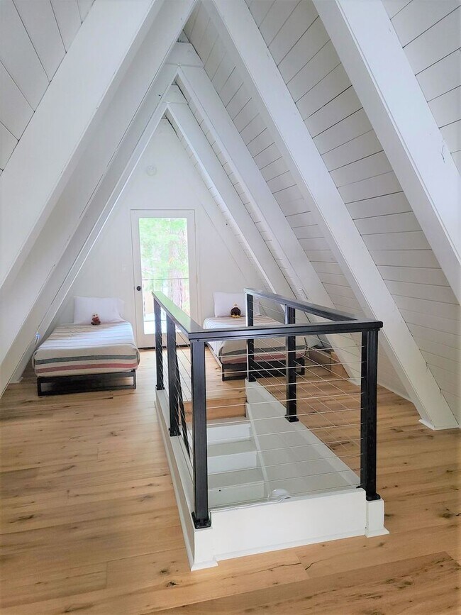 Building Photo - Remodeled One Bedroom plus Loft Cabin in T...
