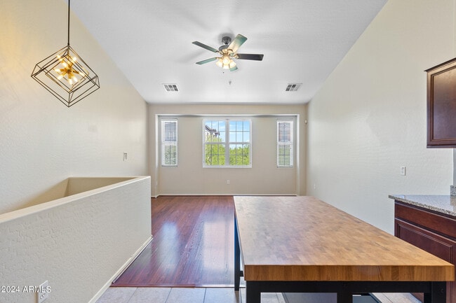 Foto del edificio - 2256 E Huntington Dr