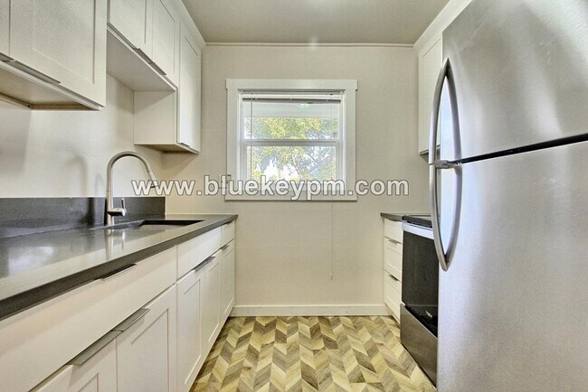 Foto del edificio - 3 Bed, 1 Bath Duplex Unit in Downtown Vancouver
