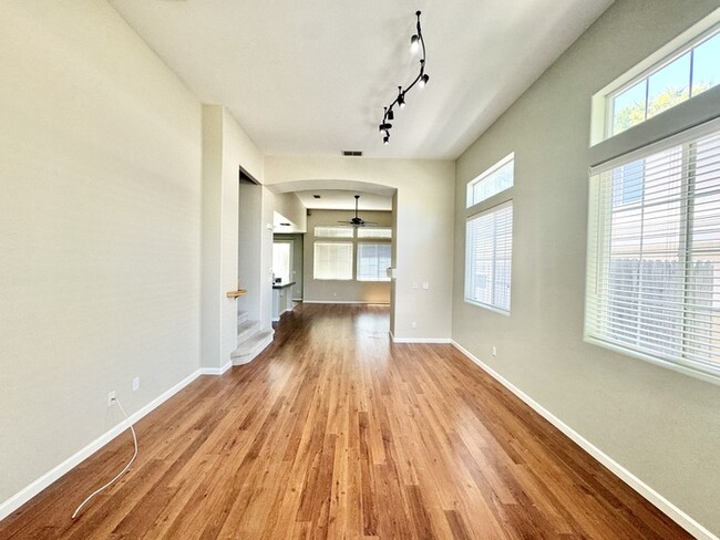 Building Photo - Beautiful 4 bedroom 3 bath in Roseville
