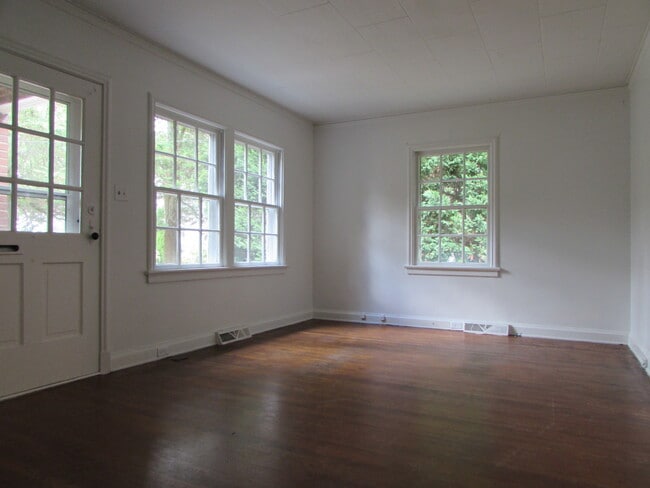 Building Photo - Delightful 2 Bed/1 Bath Duplex Apt - All B...