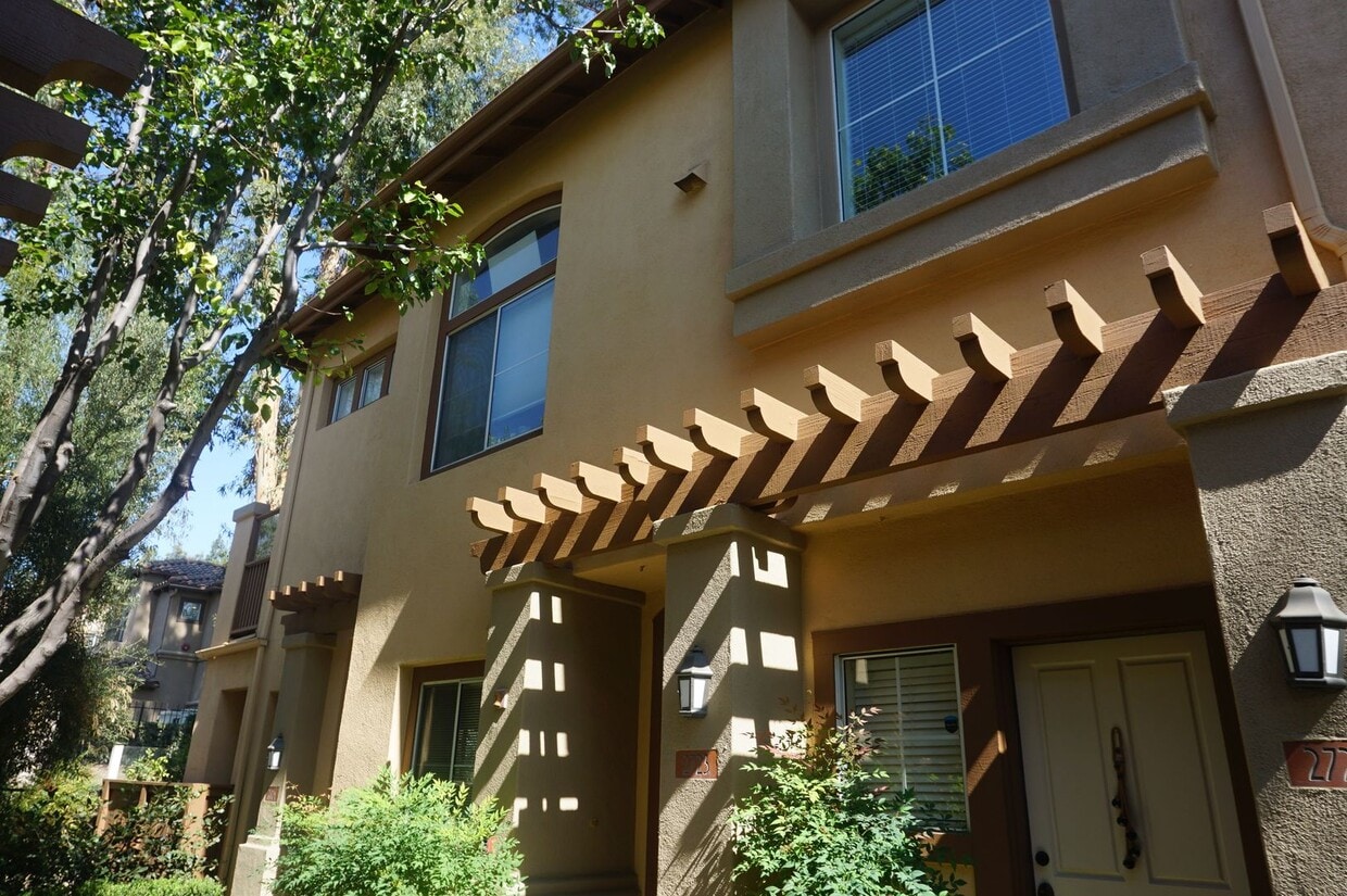 Primary Photo - Stunning 2 Bed 2 Bath Tustin Condo with So...