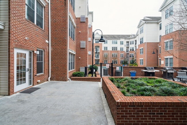 Building Photo - 300 W Elm St