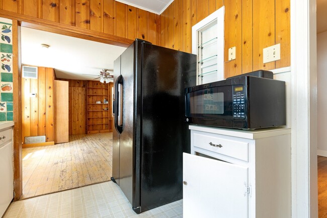 Building Photo - UT PRE-LEASE: 4 bed / 2 bath North Campus ...