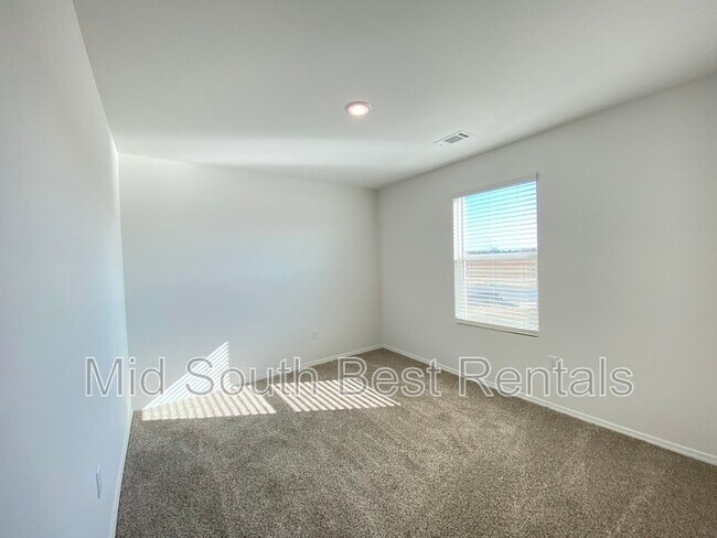 Foto del edificio - 36 Kelton Ln