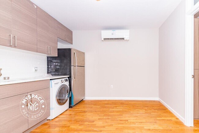 Foto del edificio - 241 Rockaway Ave