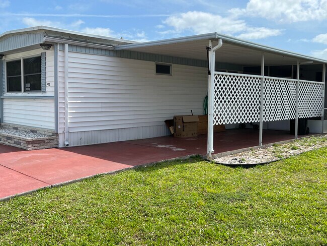 Foto del edificio - 220 Holiday Park Blvd NE