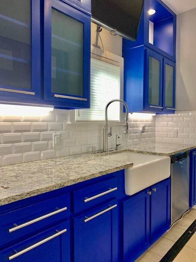 Building Photo - 1628 Vassar St