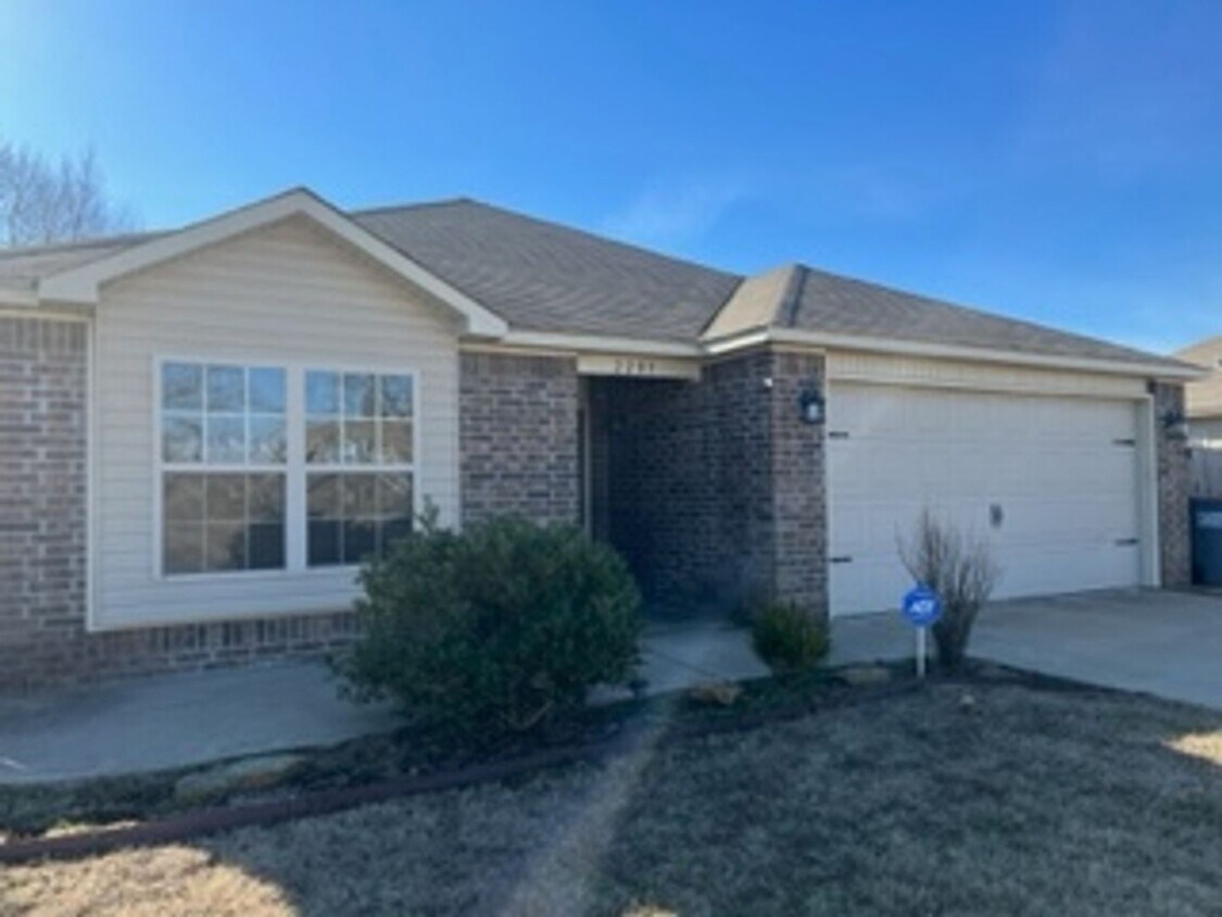 Primary Photo - 3/2 Home, Fenced Yard, Covered Patio, 2 ca...