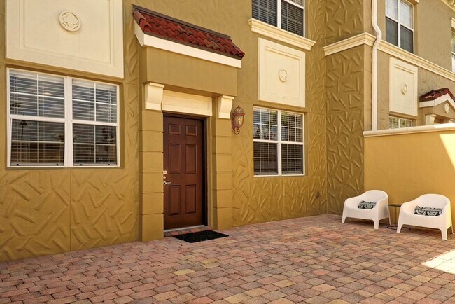 Building Photo - Townhome in Davenport