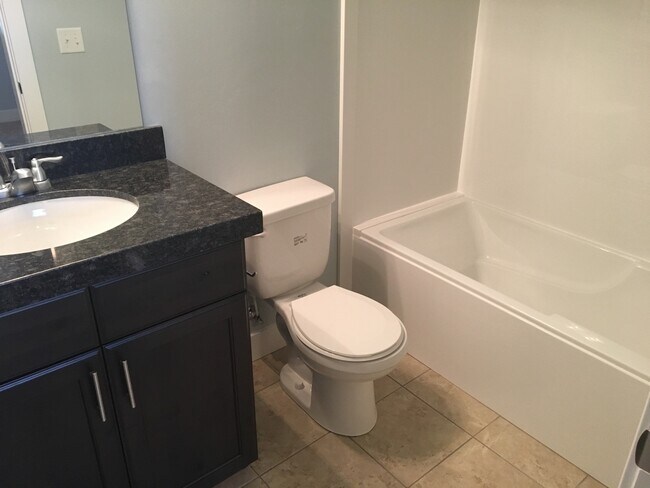 Building Photo - 3 Bed 2 Bath Condo with Garage