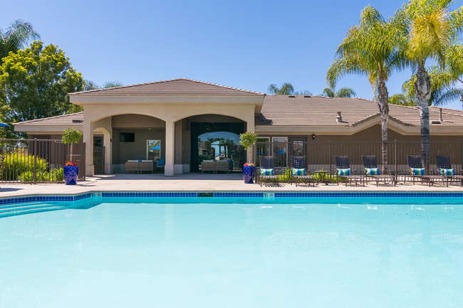 Piscina estilo centro turístico - The Enclave at Menifee