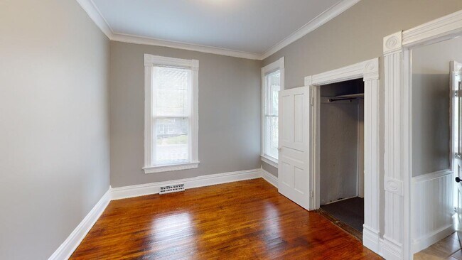 Building Photo - 423 W 9th St