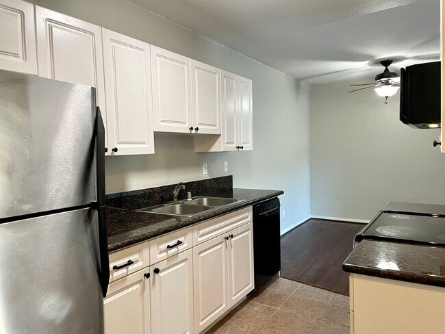 Building Photo - Great 2B/2BA Condo w/ Reserved Parking & W...