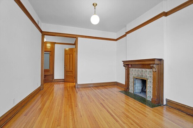Building Photo - 3824 N Sheffield Ave