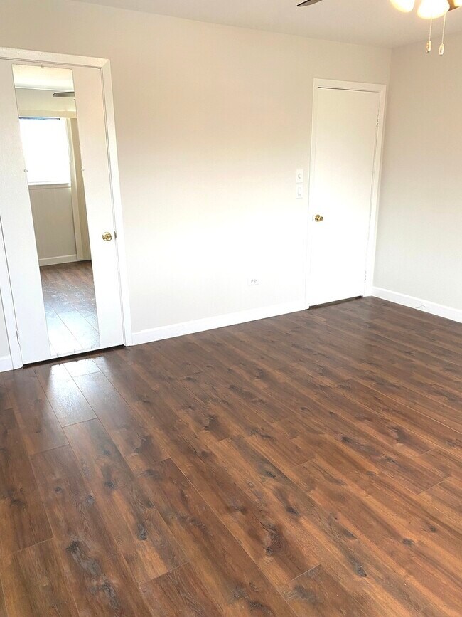 Foto del edificio - 8974 N Western Ave