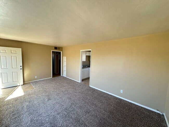 Building Photo - 2 bed 1 bath with private yard