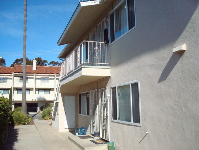 Building Photo - USD-adjacent 3 bedroom 1 bath apartment