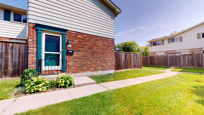 Photo du bâtiment - GORGEOUS THREE BEDROOM TOWNHOME IN WHITEOAKS NEIGHBOURHOOD