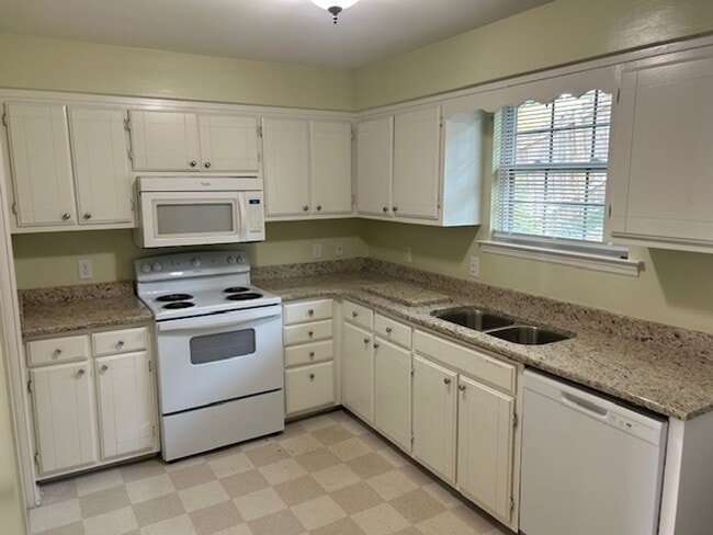 Building Photo - Charming Three Bedroom Townhome