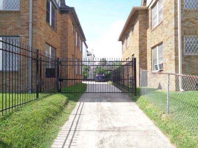 Building Photo - 401 W Clay St