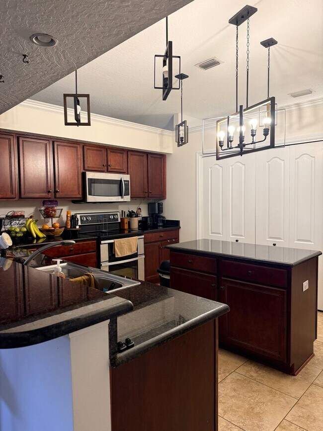 Foto del edificio - PRIME location Kenwood home with a great backyard!