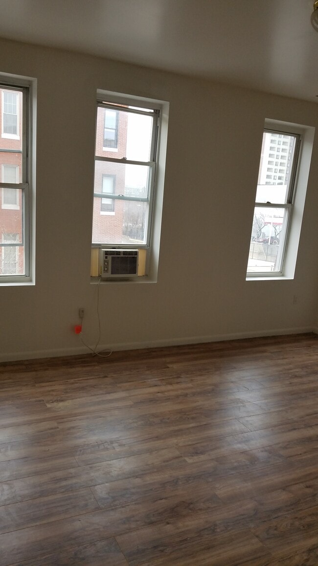 Building Photo - 18 E 21st St
