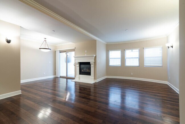 Foto del edificio - Amazing Lower Level 3-Bedroom 2.5 Bathroom Sprinkled With Flavor In West Los Angeles
