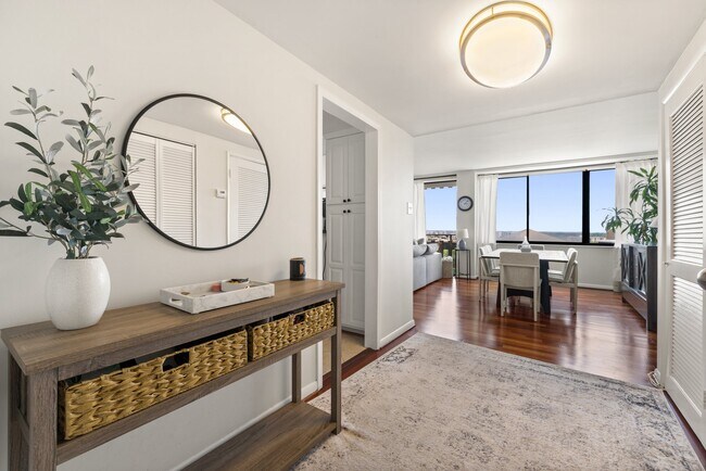 Foto del edificio - 6301 Stevenson Ave