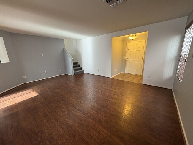 Foto del edificio - Convenient Location Three bedroom 2.5 baths 2 car garage