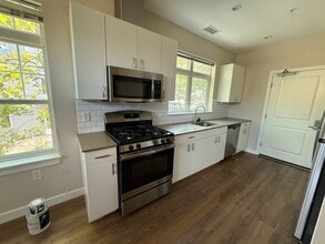 Building Photo - 11 Alder St