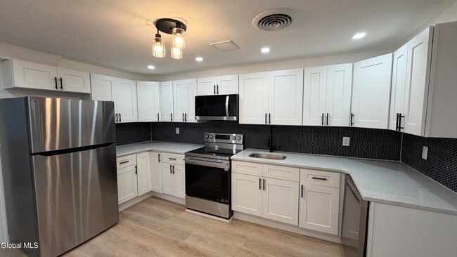 Building Photo - 305 2nd St