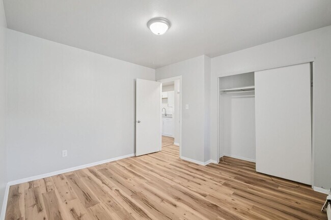Foto del edificio - 319 E Brookside St