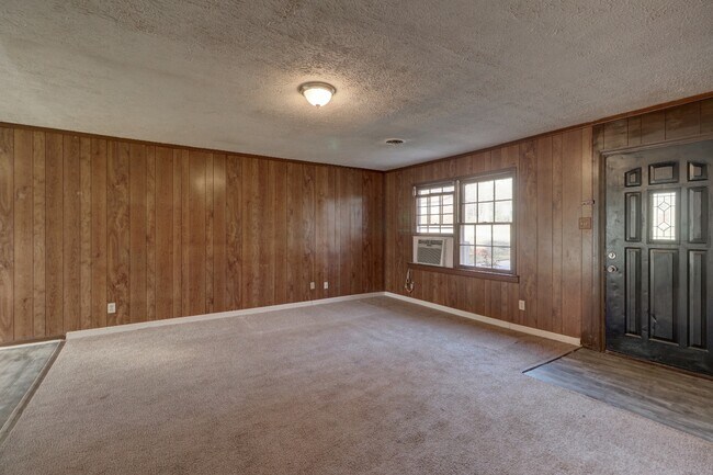 Building Photo - 107 Oakwood Cir