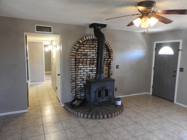 Building Photo - 4 Bedroom with large yard