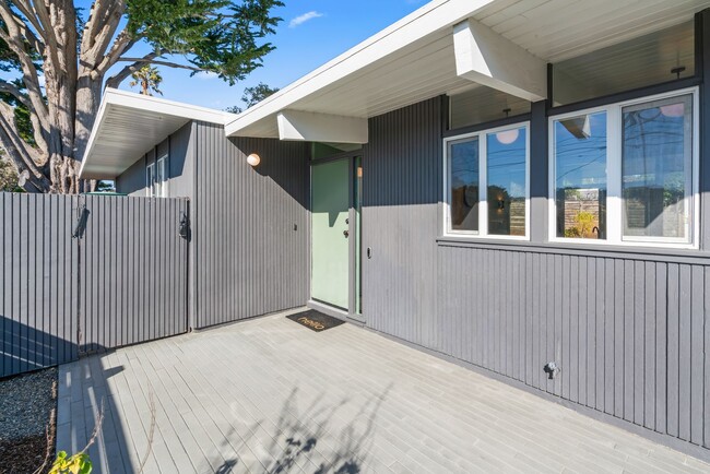 Foto del edificio - Renovated Eichler Home Nestled in a Vibran...