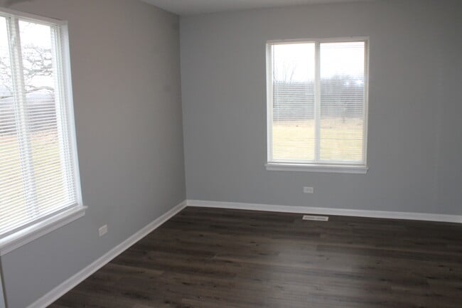 Building Photo - 1253 E Essex Ct
