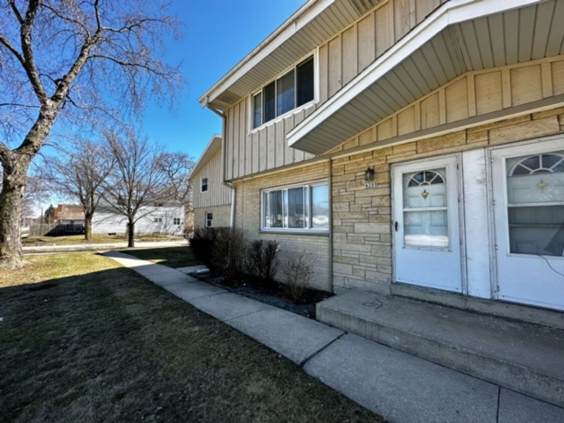 Primary Photo - W Good Hope Rd. - Townhouses