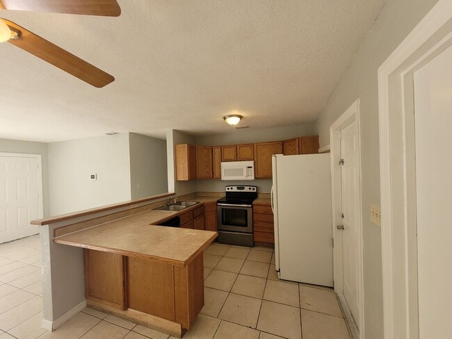 Building Photo - Live Close to It All in This Updated 3-Bed...