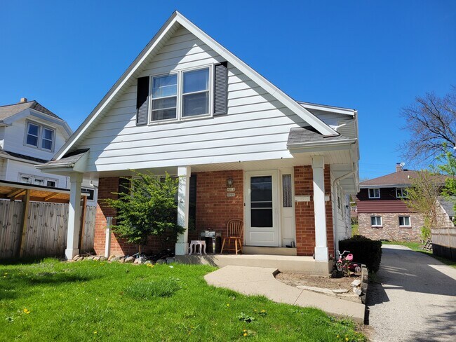 Bienvenido a casa - 9010 W Mitchell St