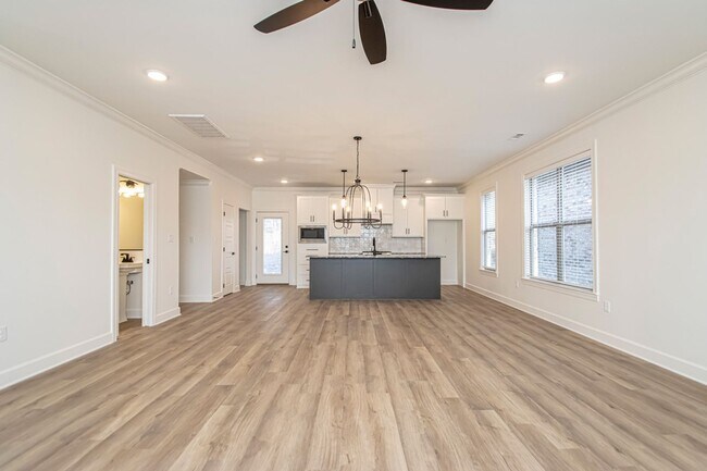 Building Photo - Newer Construction 3 bed 2 1/2 Bath, 2,015...
