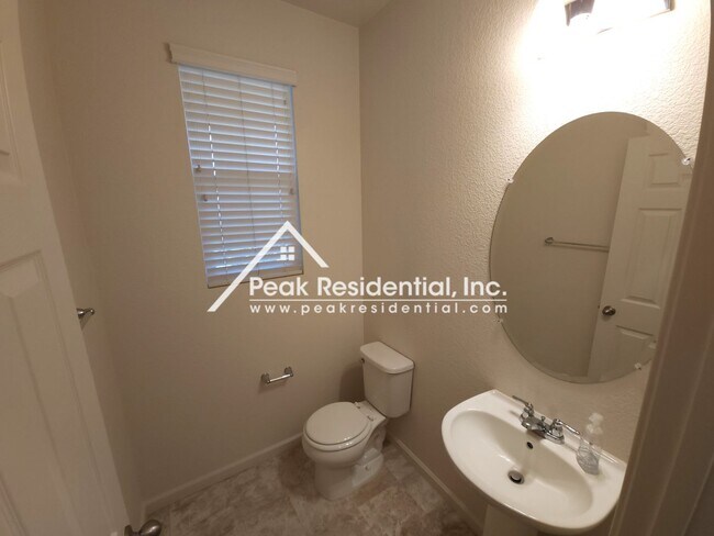 Foto del edificio - Newer North Natomas 3bd/2.5ba House with Loft & 2 Car Garage