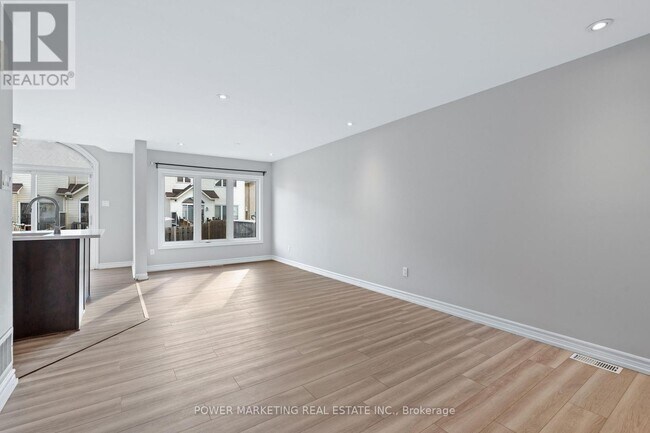 Building Photo - 245 Silvermoon Crescent