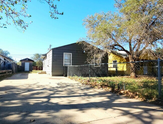 Building Photo - Cozy 2 Bedroom House Near Texas Tech