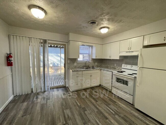 Building Photo - 3335 E Linwood St