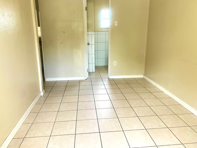 Photo - 2005-2011 Bayshore Rd (Palmetto, FL) Apartment