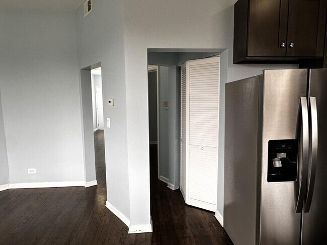 Building Photo - 2 bedroom in Chicago IL 60625