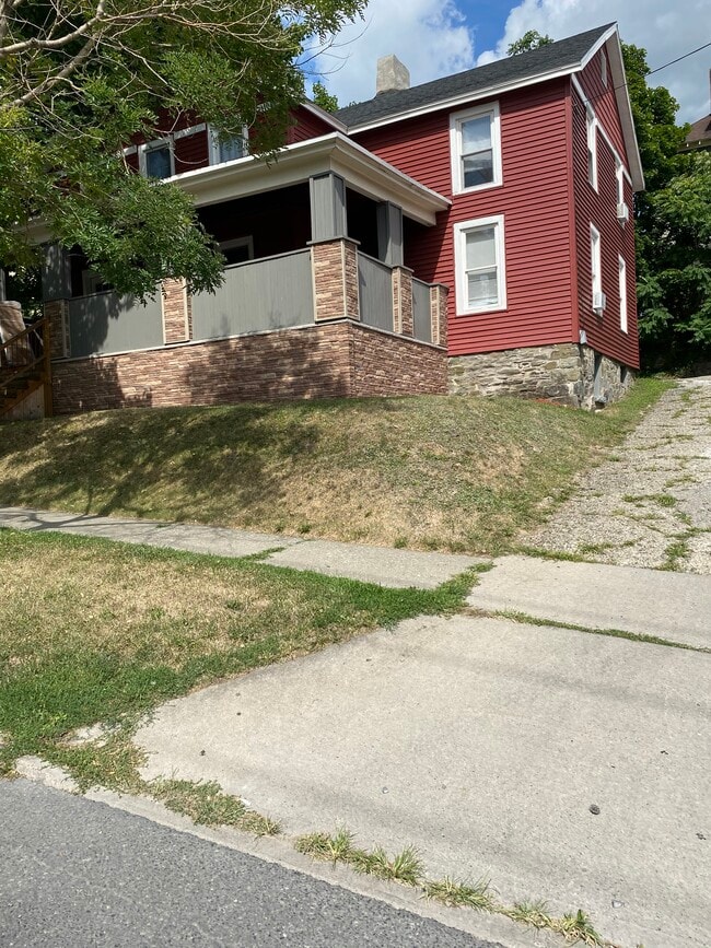 Building Photo - 233 Linden Ave