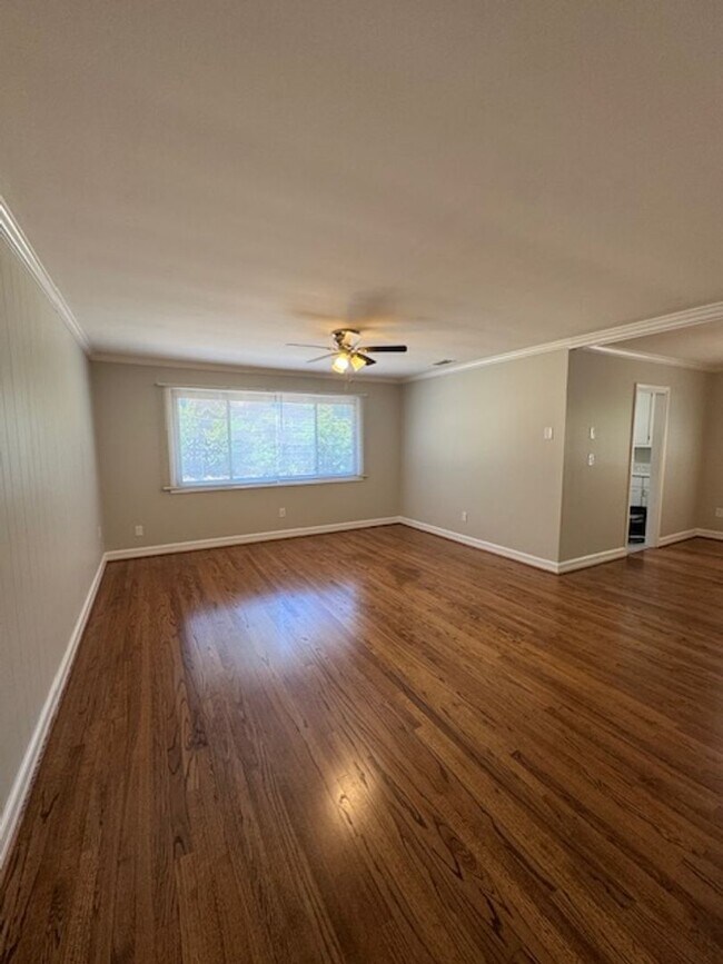 Foto del edificio - 2 Bedroom, 1 Bath duplex (right side unit) close to downtown Greenville with hardwood floors, a l...
